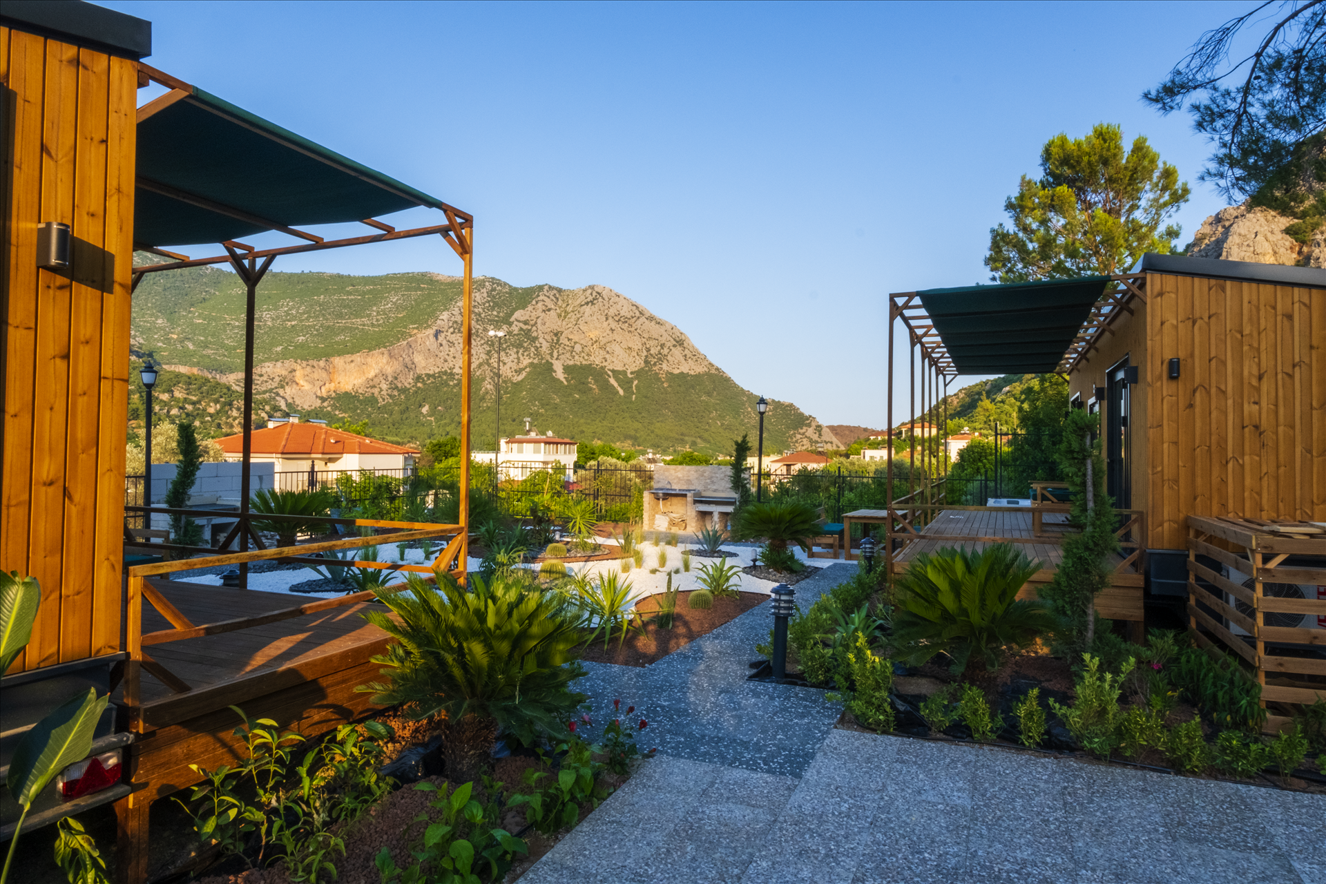 Adrasan Tiny House VIP konaklama alanı ve bahçe